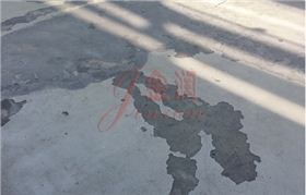 環氧地坪使用三個月后破裂