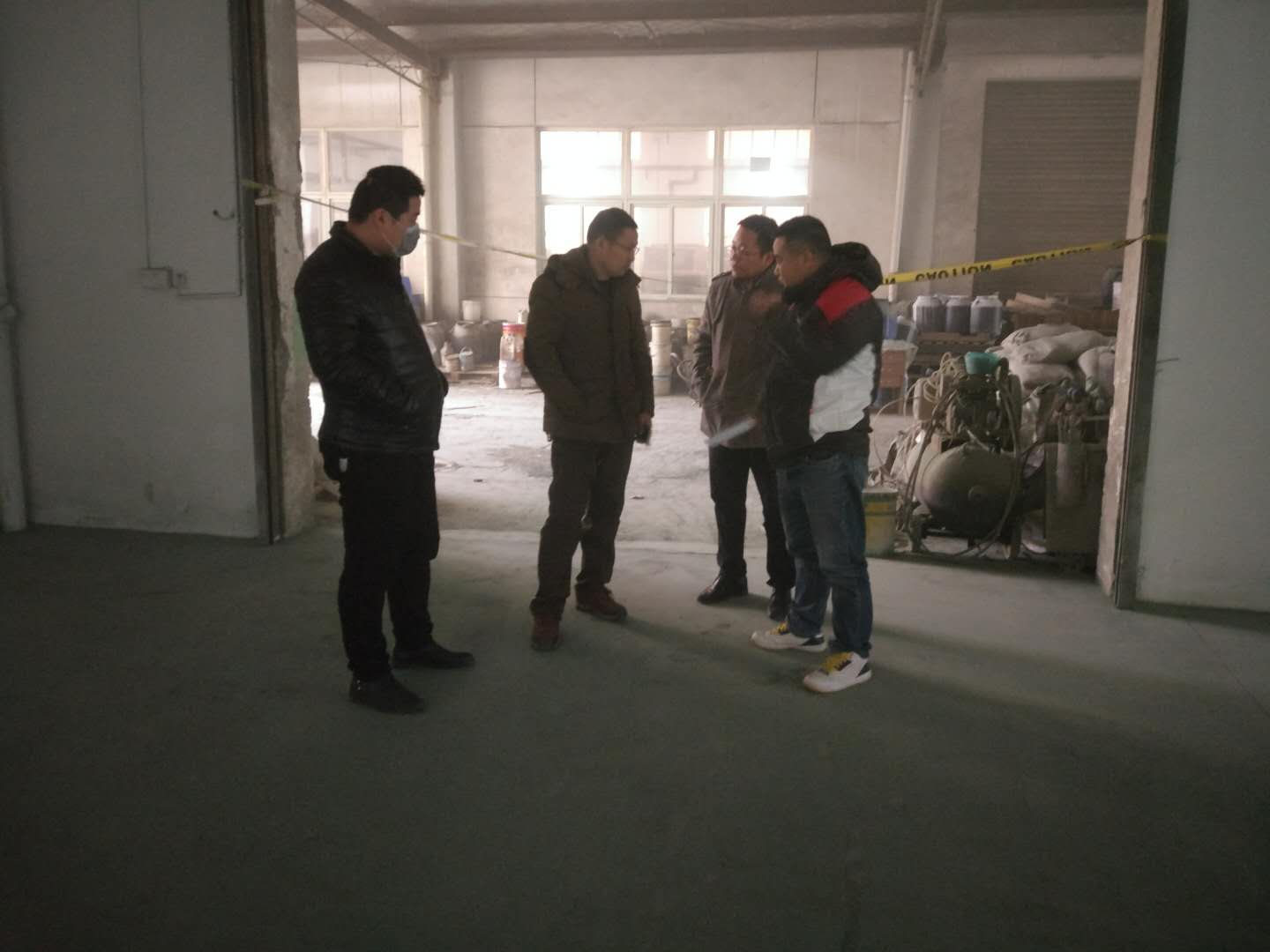 金潤胡總親臨施工現場指導混凝土鋼化地坪